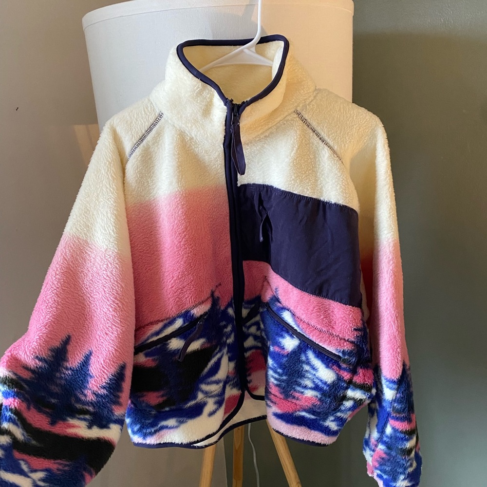 Urban outfitters cozy fleece with mountains. Worn once, basically brand new